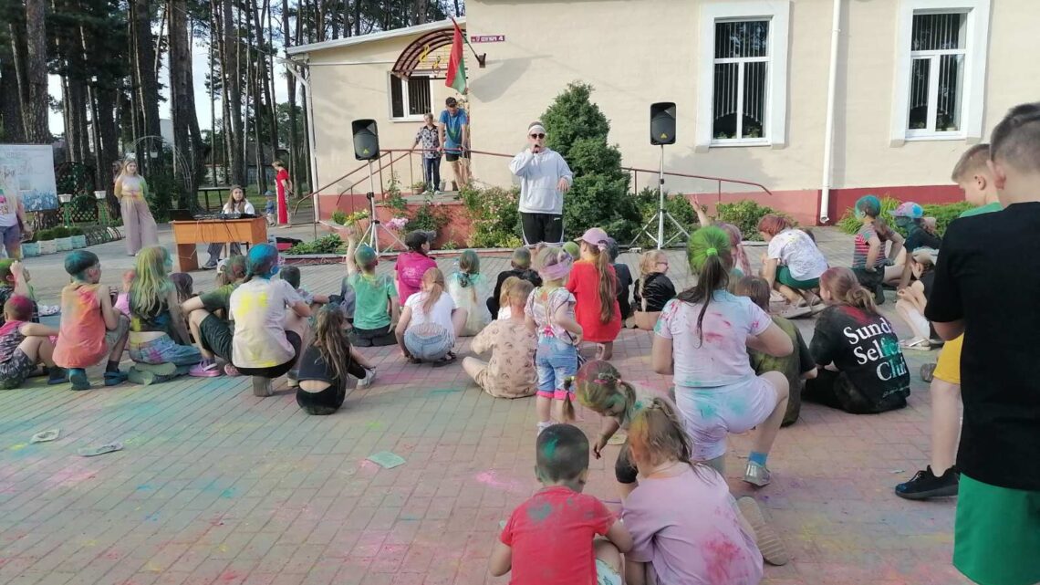 Фестиваль красок в г.п. Новоельня