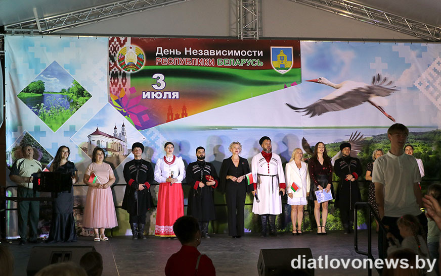 Акцыяй “Праспяваем гімн разам” і залпам феерверка завяршылася свята ў Дзятлаве
