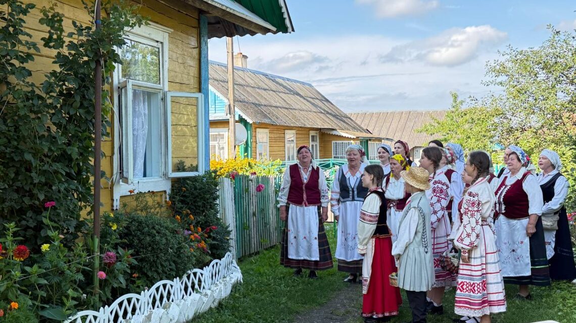 У народнага фальклорнага калектыва в. Погіры Гезгалаўскага Дома культуры Дзятлаўскага РЦКіНТ госці з Мінску. 