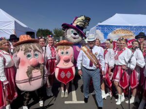 Подробнее о статье Студия ростовых кукол «Яркий праздник для всех» выступила на Дожинках в Мостах