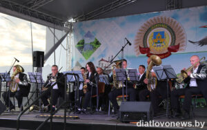 Подробнее о статье З ураджаем і песня гучыць весялей