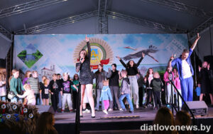 Подробнее о статье Песні і танцы, нават на сцэне з салістамі