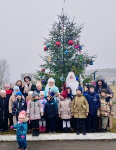 Подробнее о статье «Ёлка зажигает огни»