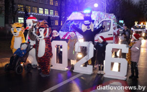 Подробнее о статье Ёлачка, зіхаці – Новы год нам прынясі!