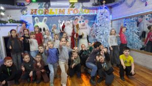 Подробнее о статье В гости к Деду Морозу: студия «Яркий праздник для всех» устроила сказку для детей лагеря «Улыбка»