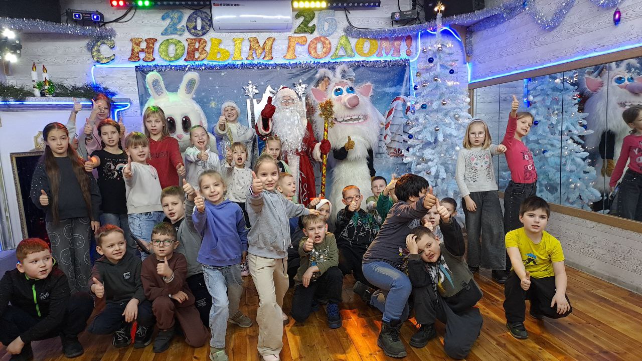Вы сейчас просматриваете В гости к Деду Морозу: студия «Яркий праздник для всех» устроила сказку для детей лагеря «Улыбка»