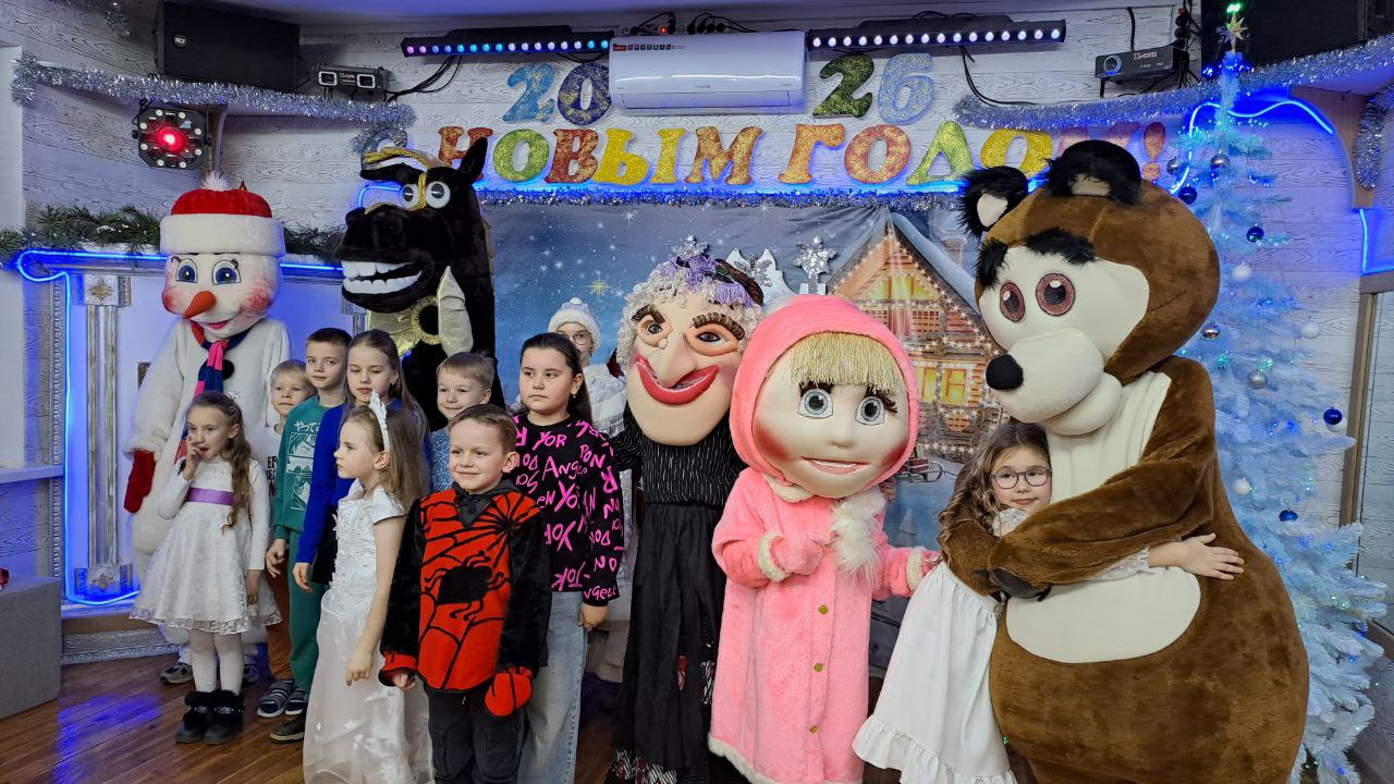 Вы сейчас просматриваете Новогоднее чудо для маленьких героев: Дятловскую ЦРБ посетила сказка