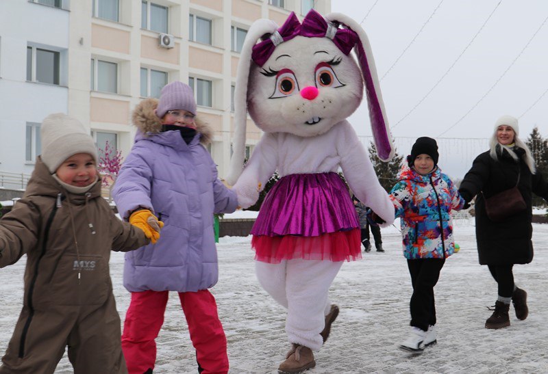 Вы сейчас просматриваете Любимые герои мультфильмов – возле главной ёлки 🎄 Сморгони