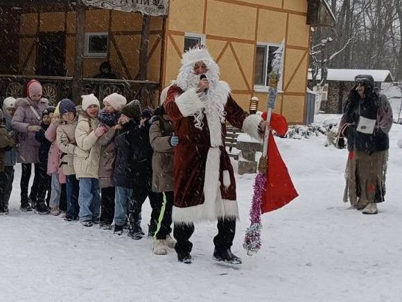 Вы сейчас просматриваете «Зімовыя забавы каля дуба”
