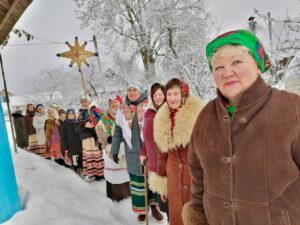 Подробнее о статье 🎄 У вёсцы Погіры адбыўся традыцыйны абрад «Каляда, калядзіца!»