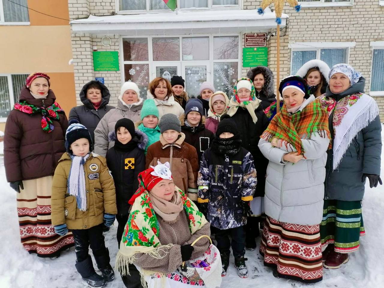 Вы сейчас просматриваете 🎄 Калядоўшчыкі наведалі КСУП «Жукоўшчына»