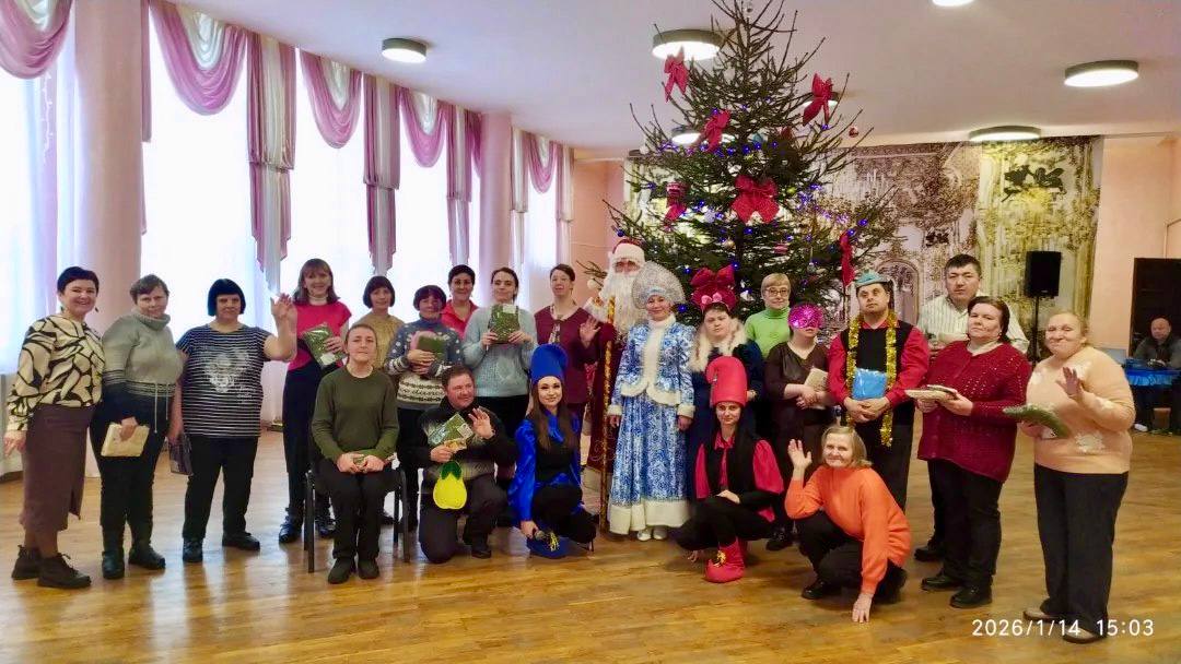 Вы сейчас просматриваете «Забавы у новогодней ёлки»