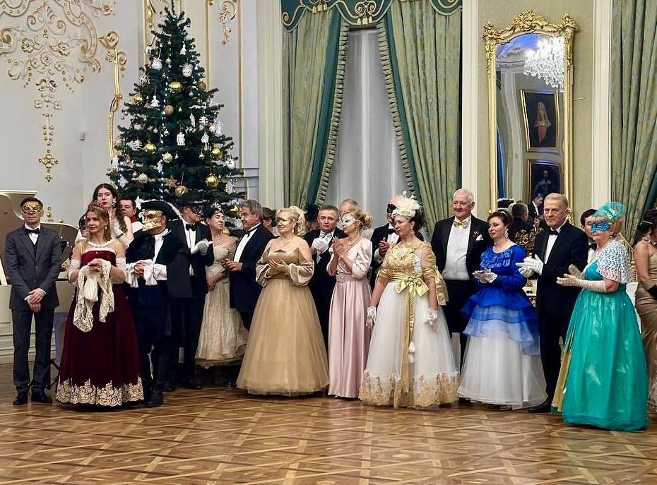 Вы сейчас просматриваете Рождественский бал в легендарном Мирском замке🎄