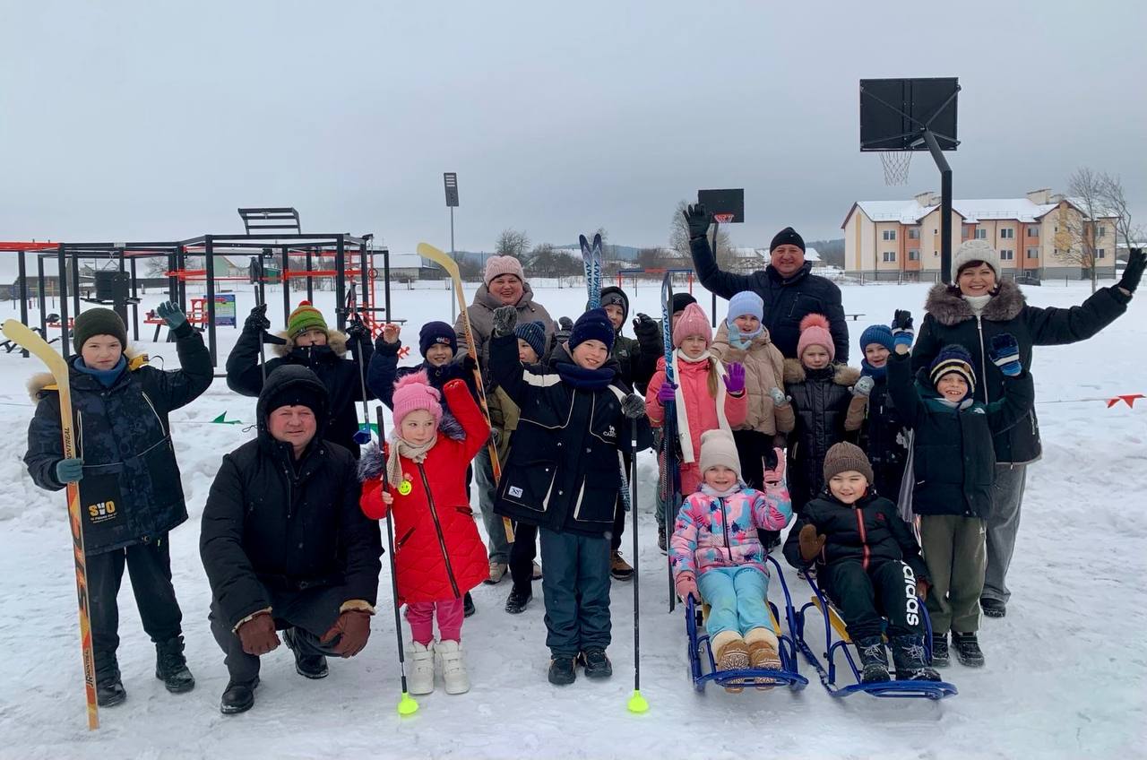 Вы сейчас просматриваете ❄️😉«Мы выбираем ЗОЖ»: как играли в хоккей и гоняли на санках в агрогородке Дворец