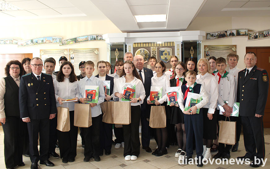 Вы сейчас просматриваете Маладым дзятлаўчанам уручылі пашпарты