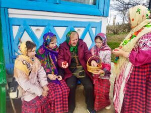 Подробнее о статье 🕊️🌿🐣«Бабулін куфэрак» адчынілі, а мінулае ажыло: як Вялікдзень сустракалі ў Круцілавічах