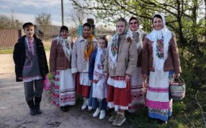 Подробнее о статье Жыхароў паселка Казлоўшчына наведалі «Валачобнікі»