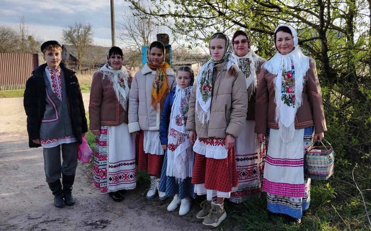 Подробнее о статье Жыхароў паселка Казлоўшчына наведалі «Валачобнікі»