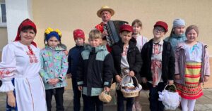 Подробнее о статье Аграгарадок Дварэц сустракаў гурт “Валачобнікаў”.