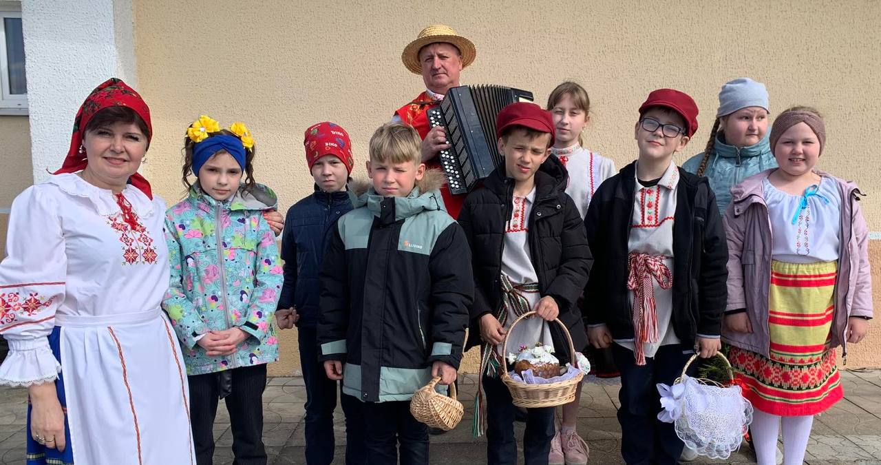 Подробнее о статье Аграгарадок Дварэц сустракаў гурт “Валачобнікаў”.