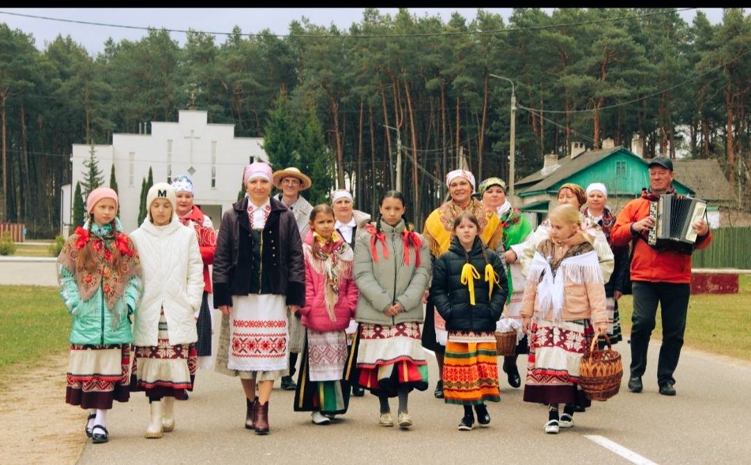 Подробнее о статье Гурт “Валачобнікаў” сустракалі ў паселку Наваельня