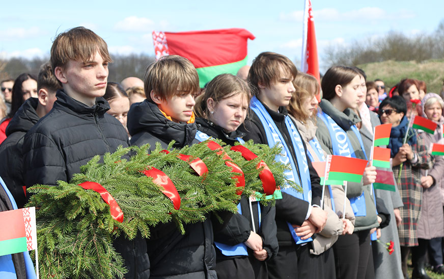 Подробнее о статье Нам даверана памяць. На гранітным камені – чырвоныя гваздзікі