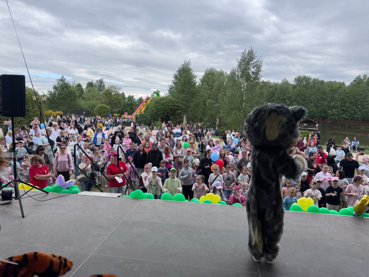 Подробнее о статье 🎪 ЛЕТО — ЭТО ПРАЗДНИК! РОСТОВЫЕ КУКЛЫ ИЗ ДЯТЛОВО УСТРОИЛИ ШОУ В «КОРОБЧИЦАХ» 🎉