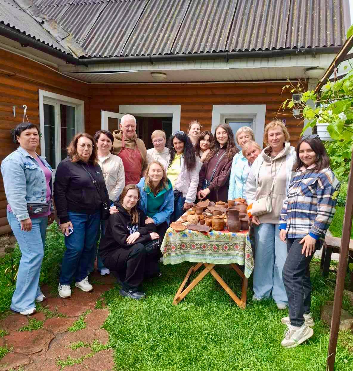 Подробнее о статье От Владивостока до Петербурга: как гончарное искусство объединяет сердца на Дятловщине! 🌍🏺