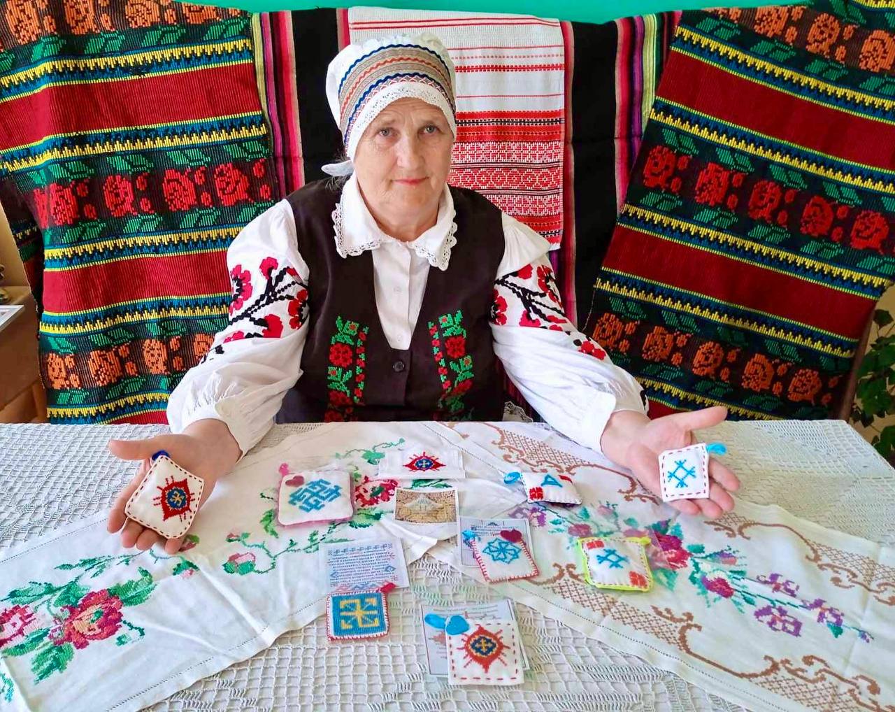Подробнее о статье 🌸 Сила традиций, тепло рук и гордость за наших женщин: праздник Вышиванки в Новоельне! 🌸