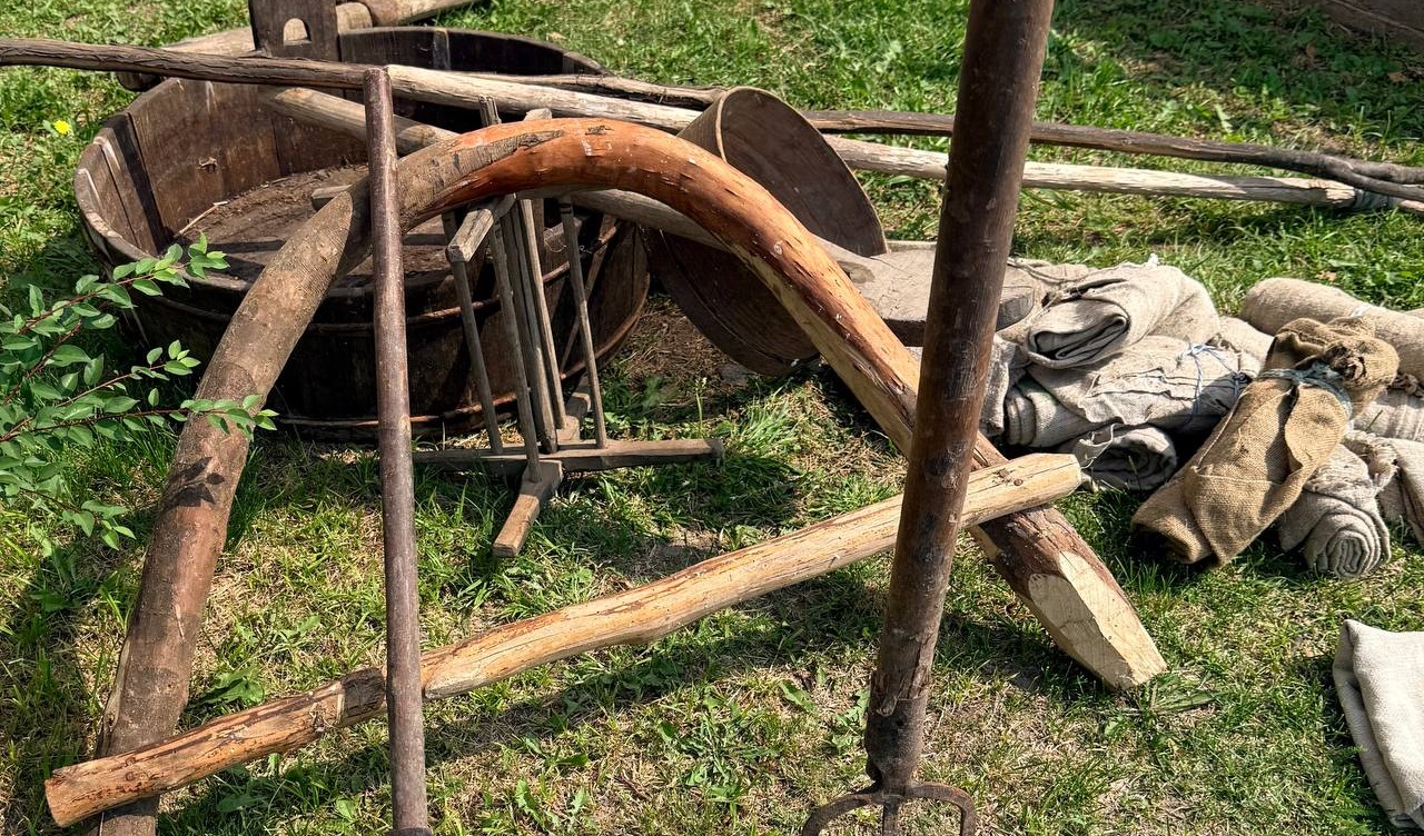 Подробнее о статье 🍞Ад дзяжы да жалезнага бязмена: другі этнаграфічны выезд прынёс унікальныя рэліквіі сялянскай працы! 🌾