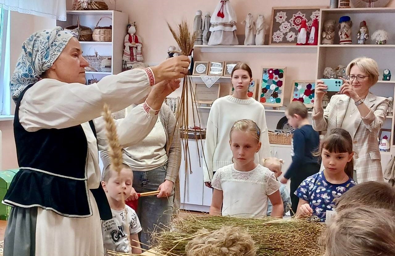 Подробнее о статье 🌾 Як пахне залатое лета? Дзіцячымі ўсмешкамі, шалясценнем саломкі і свежым хлебам! 🌾