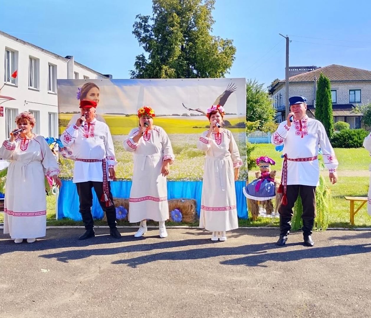 Подробнее о статье ✨ Голубое золото земли и тепло женских сердец: как в агрогородке Дворец прошел Праздник льна 💠