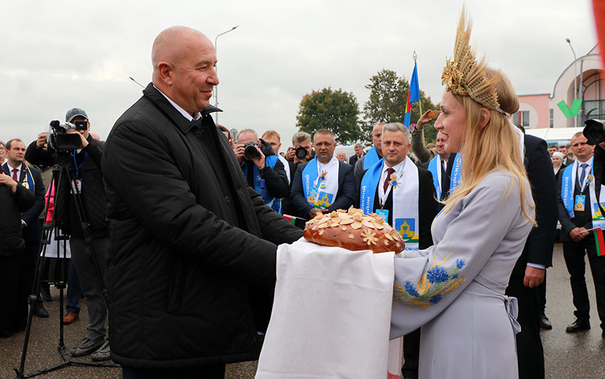 Подробнее о статье Почетные гости областного фестиваля «Дажынкі — 2026” познакомились с подворьем Дятловского района