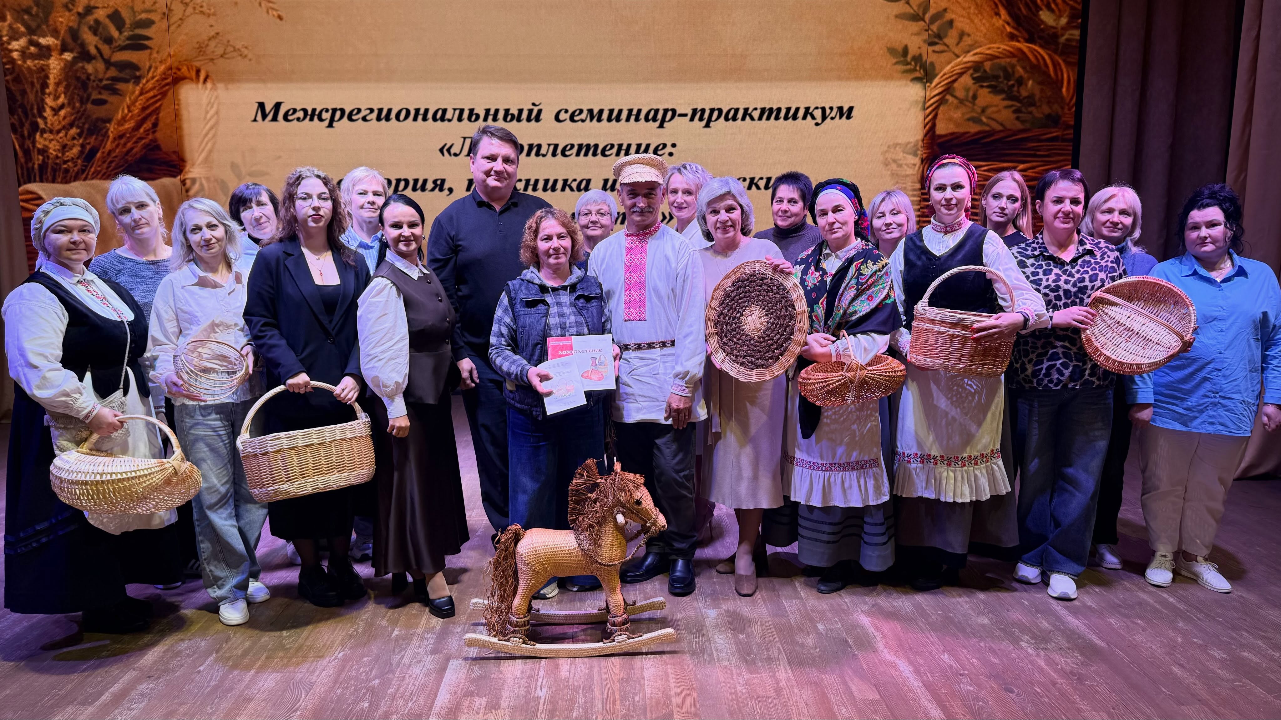 Подробнее о статье 🌾✨ Искусство, вплетённое в вековые традиции: сегодня Дятлово стало центром лозоплетения!